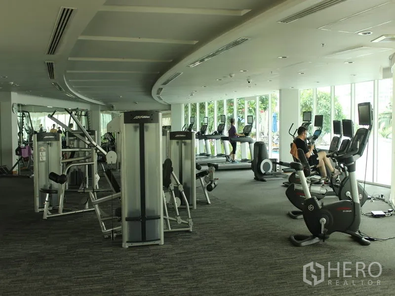 คอนโด ให้เช่าหรือขายในKhlong Toei, Bangkok - ห้องฟิตเนสพร้อมอุปกรณ์คาร์ดิโอและเครื่องเวท มองเห็นสวนด้านนอก