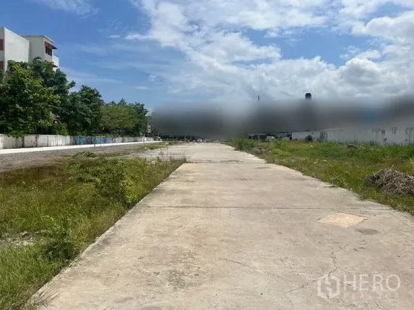 ที่ดิน ให้เช่าในBang Khun Thian, Bangkok - ถนนคอนกรีตกว้างพาดผ่านแปลงที่ดินโล่ง มีแนวหญ้า เหมาะทำลานโลจิสติกส์