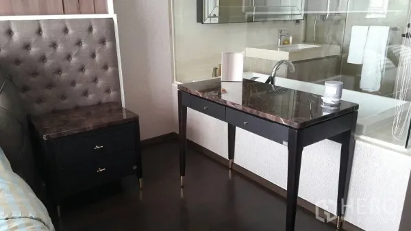 คอนโด ให้เช่าหรือขายในWatthana, Bangkok - มุมห้องนอนมีโต๊ะท็อปหินอ่อน ตู้ข้างเตียง และฉากกระจกเชื่อมห้องน้ำในตัว