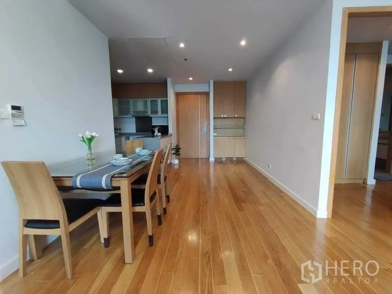 คอนโด ให้เช่าในKhlong Toei, Bangkok - มุมรับประทานอาหารสำหรับสี่ที่นั่งติดครัวพร้อมไฟดาวน์ไลท์