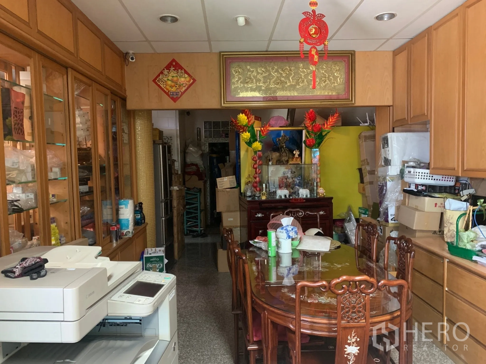 店屋 出售在Pathum Wan, Bangkok - 用餐或会议区，木质柜体与玻璃面餐桌。