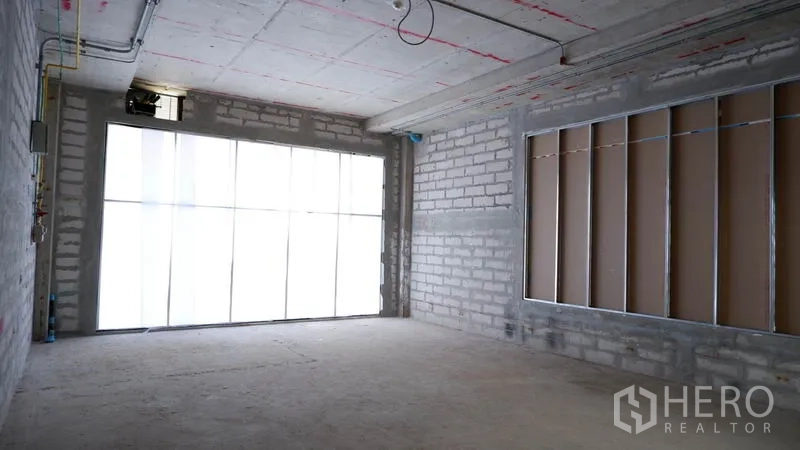 พื้นที่ขายปลีก ให้เช่าในKhlong Toei, Bangkok - พื้นที่ร้านทรงสี่เหลี่ยม เพดานสูง มีท่อระบบและช่องหน้าต่างรอง