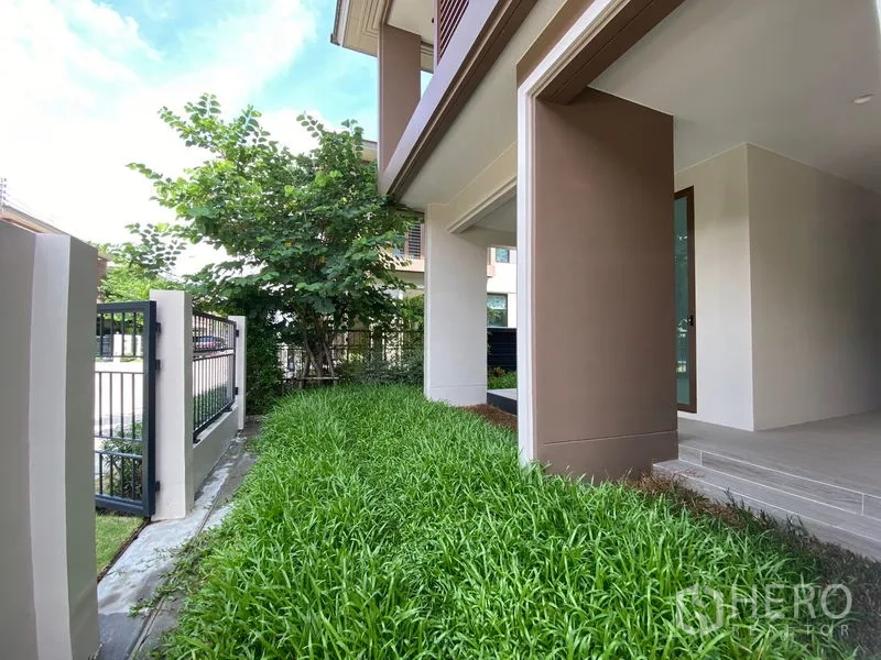 บ้าน ให้เช่าในBang Kapi, Bangkok - สวนข้างบ้านปูหญ้าเขียวและรั้วเหล็กตลอดแนวบ้าน