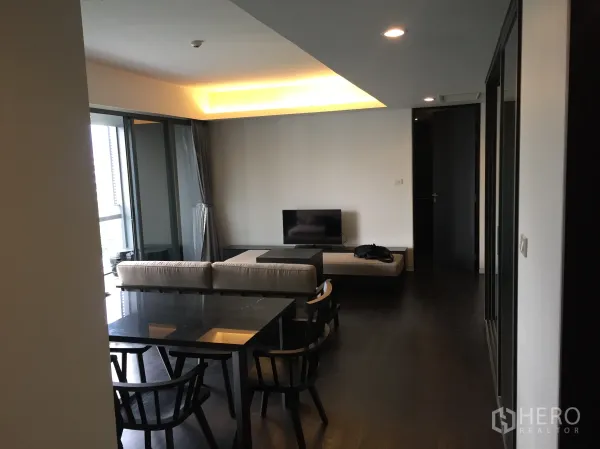 公寓 出租在Watthana, Bangkok - 开放式客餐厅，嵌入式灯光与落地窗采光充足。