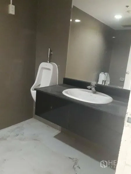 零售空间 出租在Watthana, Bangkok - 男卫配小便器与洗手台，位于商铺内部。