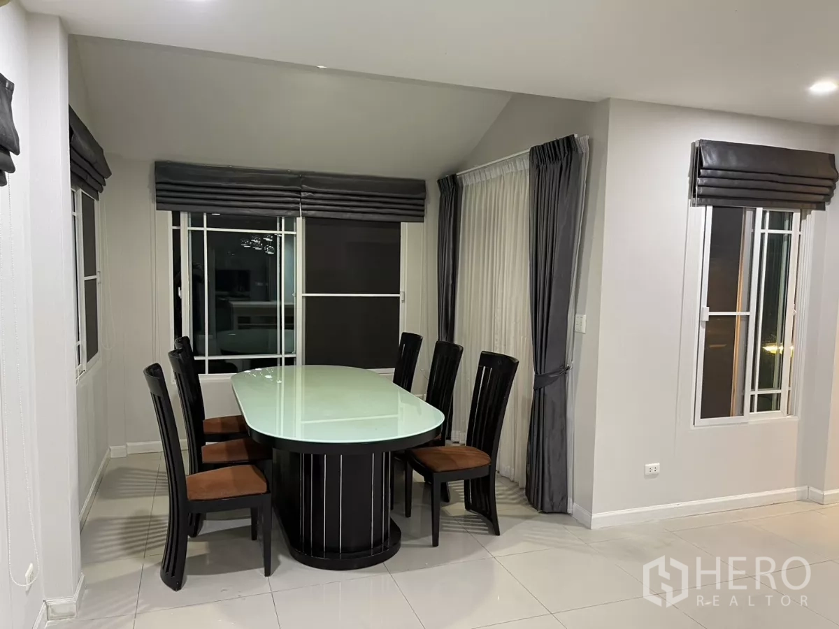 บ้าน ให้เช่าในBang Kapi, Bangkok - มุมรับประทานอาหาร โต๊ะกระจก 6 ที่นั่ง ข้างหน้าต่างบานใหญ่และผ้าม่าน