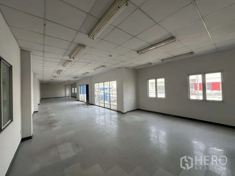 工厂 出租在Khlong Luang, Pathum Thani - 明亮办公室，双面采光，适合多工位布局。