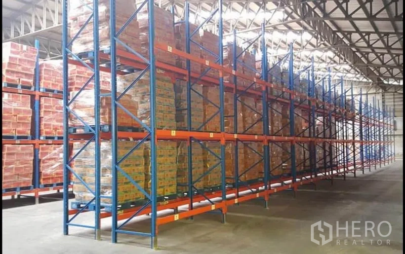 货栈 出租或出售 - 蓝橙色高位货架，堆放整齐的托盘货物