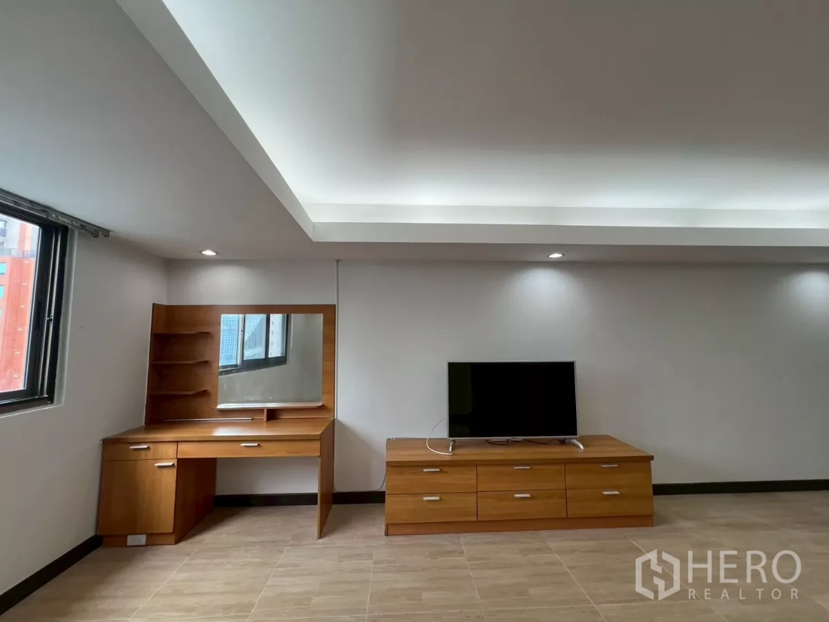 คอนโด ให้เช่าในWatthana, Bangkok - ห้องนอนพร้อมโต๊ะเครื่องแป้งไม้ ตู้วางทีวี และหน้าต่างรับแสงธรรมชาติ