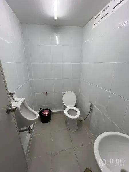 คลังสินค้า ให้เช่าในSaphan Sung, Bangkok - ห้องน้ำปูกระเบื้องภายในโกดัง พร้อมโถสุขภัณฑ์ อ่างล้างมือ และโถปัสสาวะ
