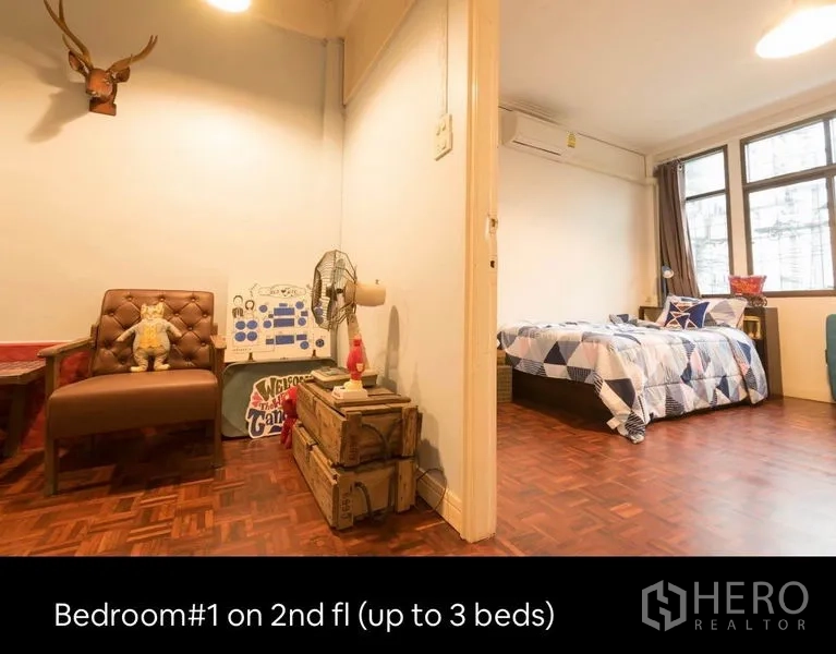 ทาวน์เฮาส์ ให้เช่าในKhlong Toei, Bangkok - โถงทางเข้าห้องนอนชั้นสองพร้อมมุมนั่งเล่นและพื้นปาร์เกต์เชื่อมสู่ห้องนอนสว่าง