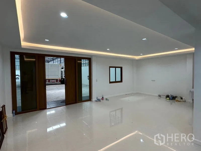 คลังสินค้า ให้เช่าในLam Luk Ka, Pathum Thani - ออฟฟิศชั้นล่างปูกระเบื้องเงา ไฟซ่อนฝ้า และประตูกระจกเชื่อมโกดัง