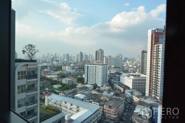 คอนโด ขายในKhlong Toei, Bangkok - วิวชั้นสูงเหนือเขตคลองเตย มองเห็นสกายไลน์กรุงเทพฯ และอาคารโดยรอบ