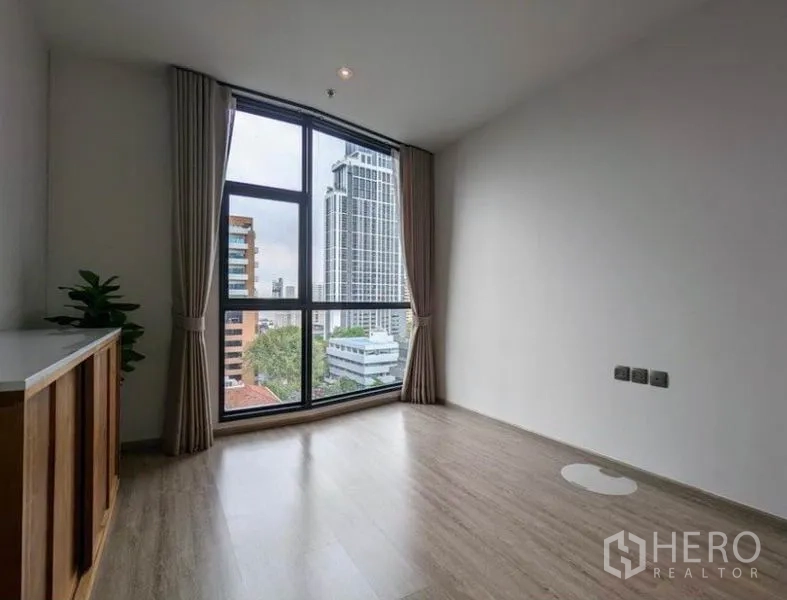 คอนโด ให้เช่าในWatthana, Bangkok - ห้องนอนโล่ง มีหน้าต่างสูงเต็มบานและพื้นไม้