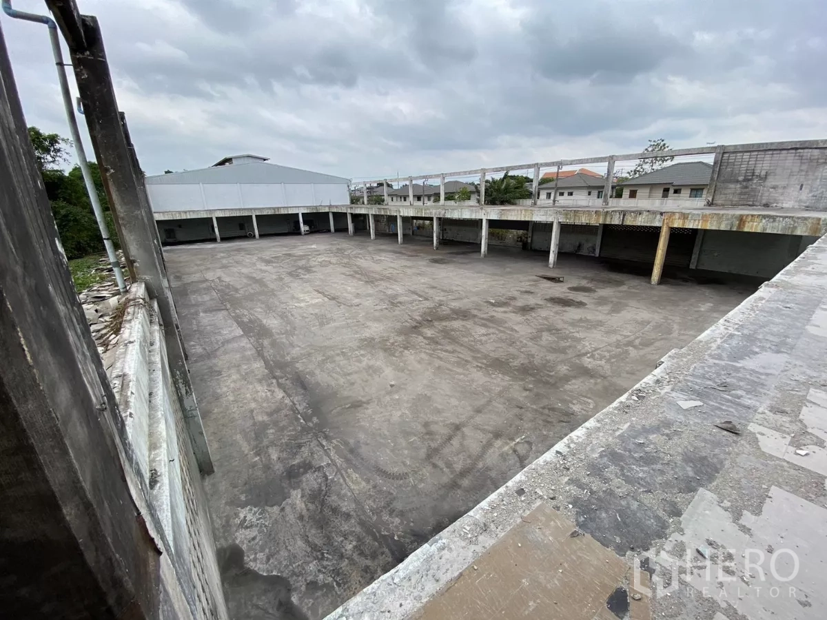 โรงงาน ขายในBang Phli, Samut Prakan - ภาพมุมสูงจากมุมอาคาร มองเห็นลานกลางและช่องโหลดรอบด้าน