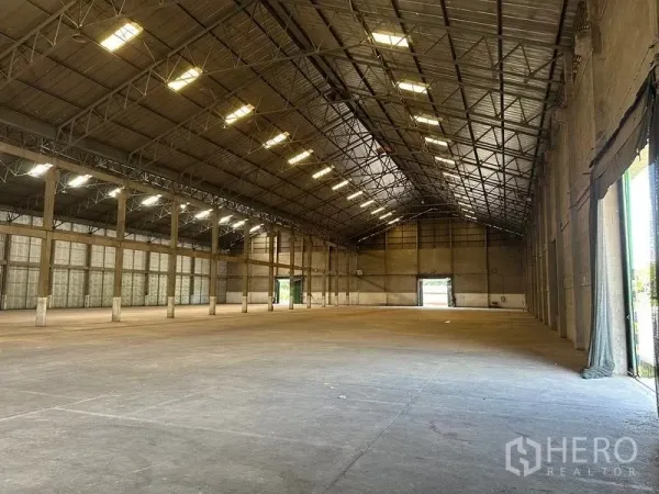 货栈 出租在Mueang Pathum Thani, Pathum Thani - 长向无柱大跨度仓厅，两端多处装卸门，自然采光充足。