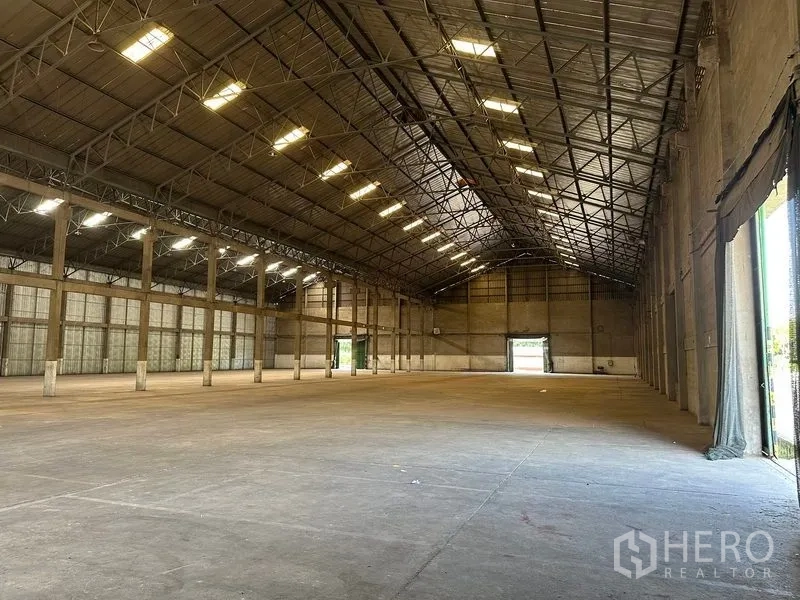 货栈 出租在Mueang Pathum Thani, Pathum Thani - 长向无柱大跨度仓厅，两端多处装卸门，自然采光充足。