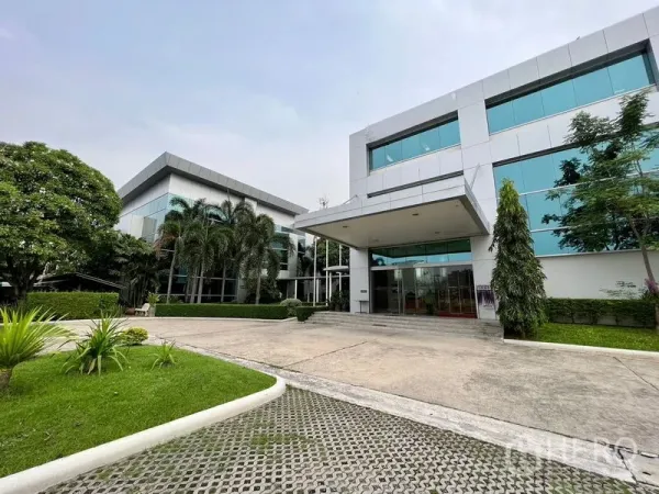 สำนักงาน ให้เช่าในBueng Kum, Bangkok - อาคารสำนักงานโลว์ไรส์สมัยใหม่ กระจกสะท้อนแสง สวนจัดแต่ง ทางรถเข้า และหลังคาทางเข้า