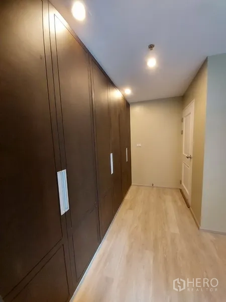 คอนโด ให้เช่าในPhaya Thai, Bangkok - โถงทางเดินพร้อมตู้เสื้อผ้าบิวท์อินเต็มผนังและไฟดาวน์ไลท์อุ่นๆ