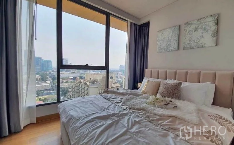 公寓 出租在Khlong Toei, Bangkok - 主卧配大床与软包床头，尽享广阔城市视野。