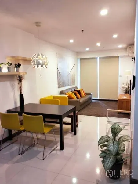 คอนโด ขายในYan Nawa, Bangkok - โซนทานอาหารต่อเนื่องห้องนั่งเล่น โซฟาสีเทา เก้าอี้สีเหลือง และโคมไฟดีไซน์