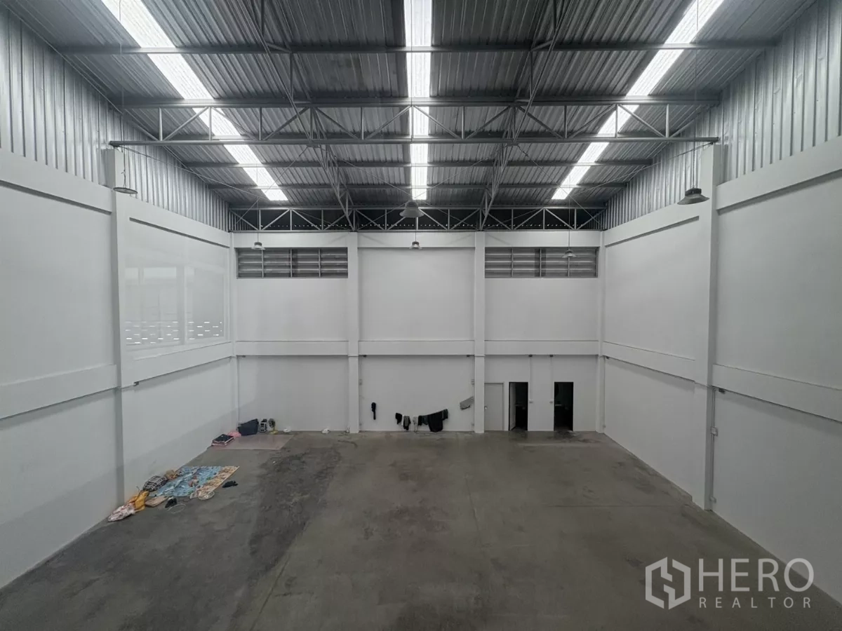 工厂 出租在Phra Samut Chedi, Samut Prakan - 从夹层俯瞰宽大的仓储空间和出入口。