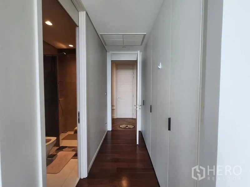 คอนโด ขาย - โถงทางเดินพร้อมตู้บิวท์อิน เชื่อมสู่ห้องนอนและห้องน้ำ