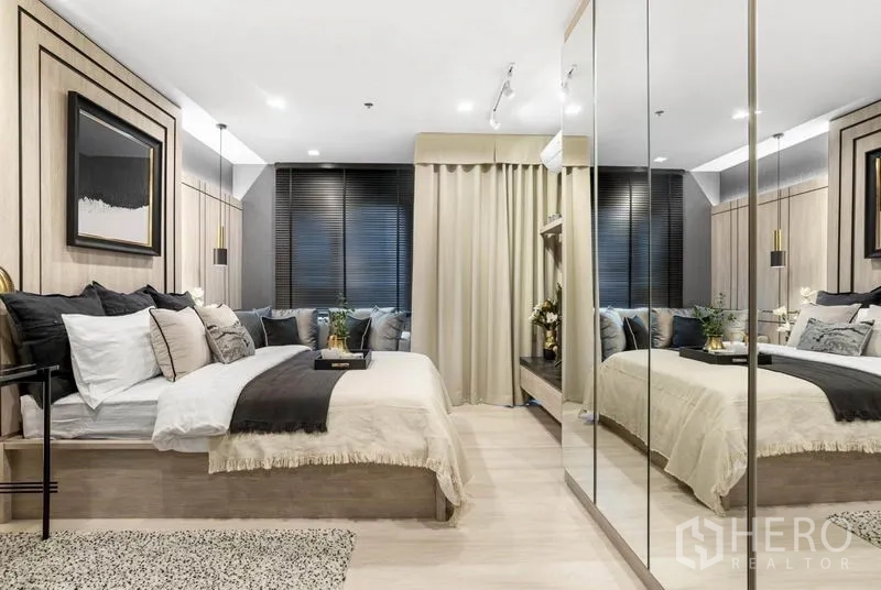 คอนโด ขายในPathum Wan, Bangkok - ห้องนอนหลักพร้อมตู้เสื้อผ้าบานกระจก สีเอิร์ธโทน และมู่ลี่ทึบแสง