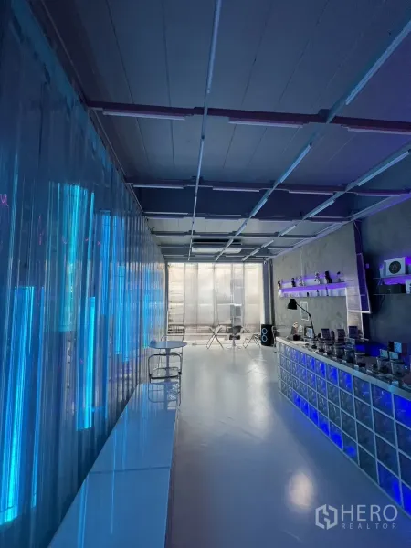 อาคารพาณิชย์ ให้เช่าหรือขายในWatthana, Bangkok - โถงชั้นล่างไฟนีออนสีน้ำเงิน เคาน์เตอร์บล็อกแก้ว และพื้นเงา