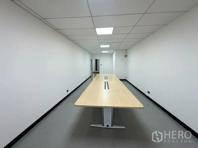 办公空间 出租 - 对准长会议桌的视角，白墙简洁