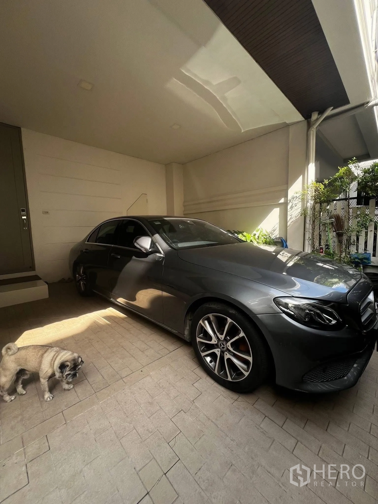 ทาวน์เฮาส์ for rent or sale in Watthana, Bangkok - ที่จอดรถในร่มหน้าบ้านรองรับรถได้หนึ่งคัน