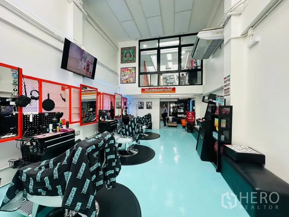 店屋 for sale in Watthana, Bangkok - 挑高长廊式区域，配置多工位沙龙、夹层窗与空调。