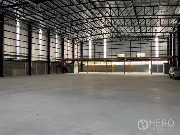คลังสินค้า ให้เช่าในKhlong Toei, Bangkok - ภายในโกดังเพดานสูง โครงหลังคาเหล็ก พื้นคอนกรีตโล่ง พร้อมชั้นลอยด้านหลัง