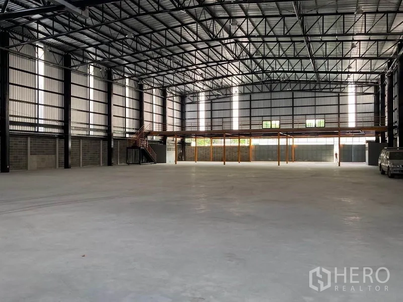 คลังสินค้า ให้เช่าในKhlong Toei, Bangkok - ภายในโกดังเพดานสูง โครงหลังคาเหล็ก พื้นคอนกรีตโล่ง พร้อมชั้นลอยด้านหลัง