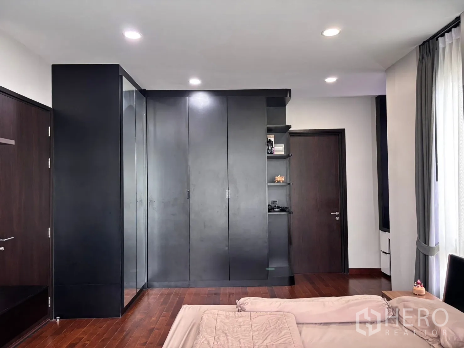 Detached House for rent in Bang Phli, Samut Prakan - Bedroom with extensive built-in wardrobes and shelving.