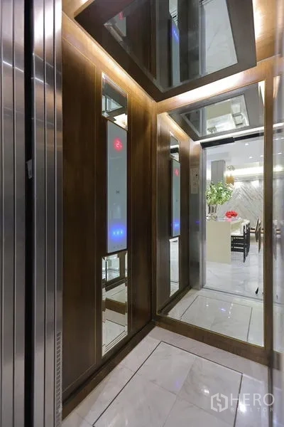 บ้าน ให้เช่าหรือขายในWatthana, Bangkok - ลิฟต์ส่วนตัวภายในบ้าน ผนังกระจกเงา