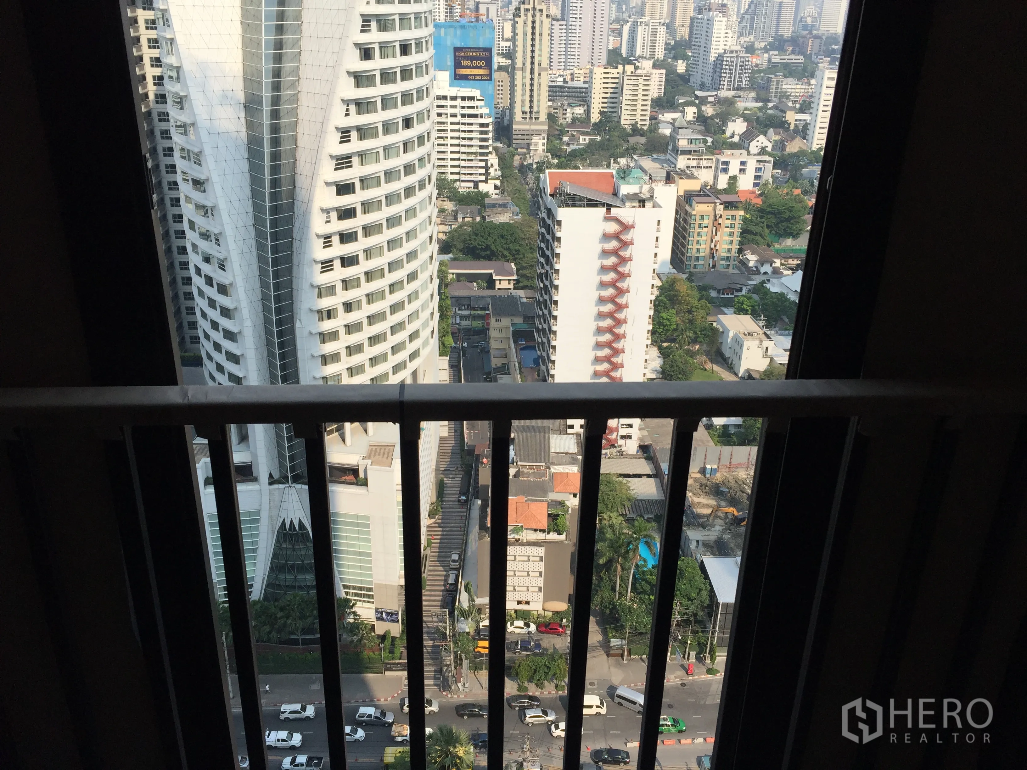 คอนโด ขายในWatthana, Bangkok - ระเบียงชั้นสูงมองเห็นวิวเมืองย่านอโศก–สุขุมวิท