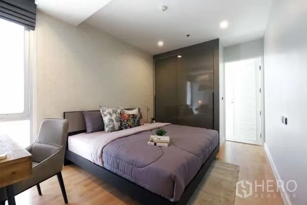 คอนโด ให้เช่าในWatthana, Bangkok - ห้องนอนกว้าง มีโต๊ะทำงาน เตียงใหญ่ และบานตู้เงา