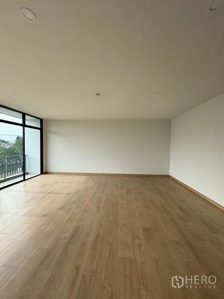Home Office for rent in Pak Kret, Nonthaburi - Large open-plan room with floor-to-ceiling glass and a balcony