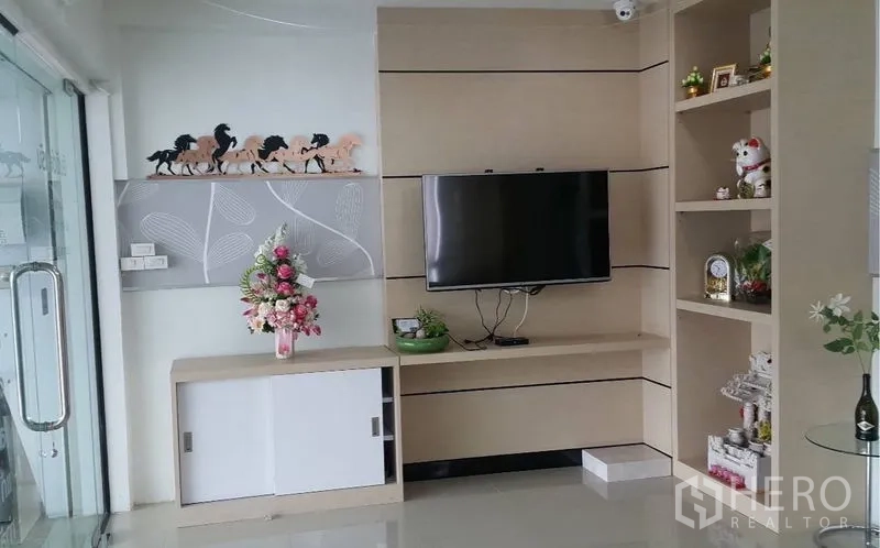 Shophouse for rent in Khan Na Yao, Bangkok - Lobby with built-in shelves, wall-mounted TV, display niches and glass entry doors.
