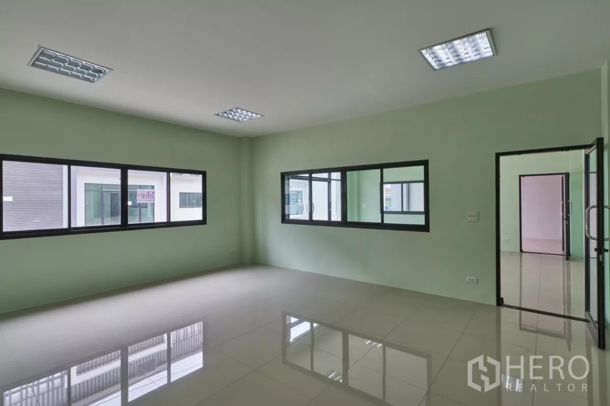 โรงงาน ให้เช่าในMueang Samut Sakhon, Samut Sakhon - ห้องออฟฟิศสว่าง หน้าต่างบานกว้าง พื้นกระเบื้องเงา.