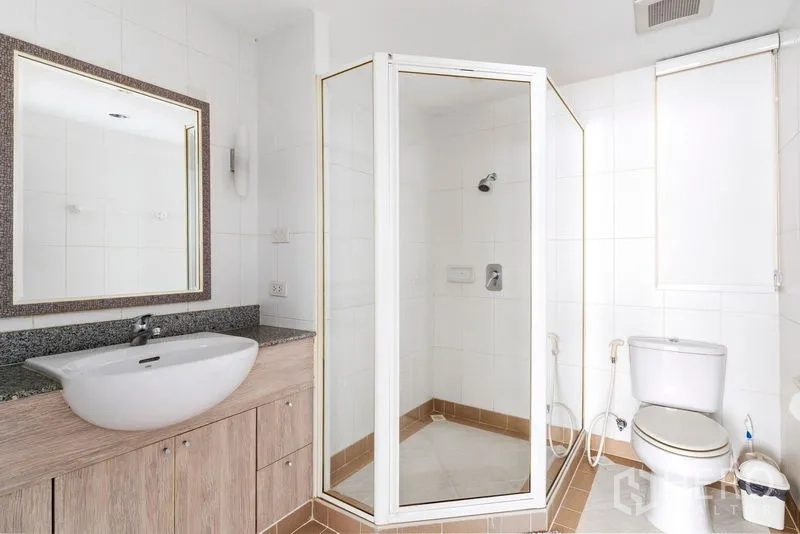 คอนโด ให้เช่าในWatthana, Bangkok - ห้องน้ำสว่างพร้อมห้องอาบน้ำกระจกกั้น อ่างล้างหน้าเคาน์เตอร์หินแกรนิต และโถสุขภัณฑ์