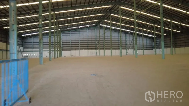 Warehouse for rent in Bang Phli, Samut Prakan - High-clearance warehouse interior with steel columns, metal roof and open floor plate.