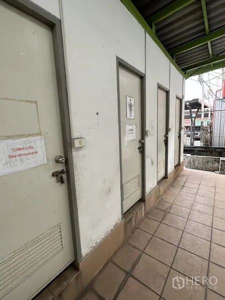 คลังสินค้า ให้เช่าในLat Krabang, Bangkok - แถวประตูห้องน้ำแยกชายหญิง บนทางเดินปูกระเบื้องข้างโกดัง