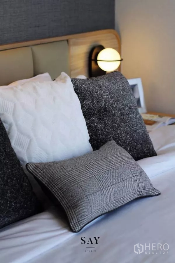 公寓 出租或出售在Khlong Toei, Bangkok - 床上靠垫与床头灯细节。