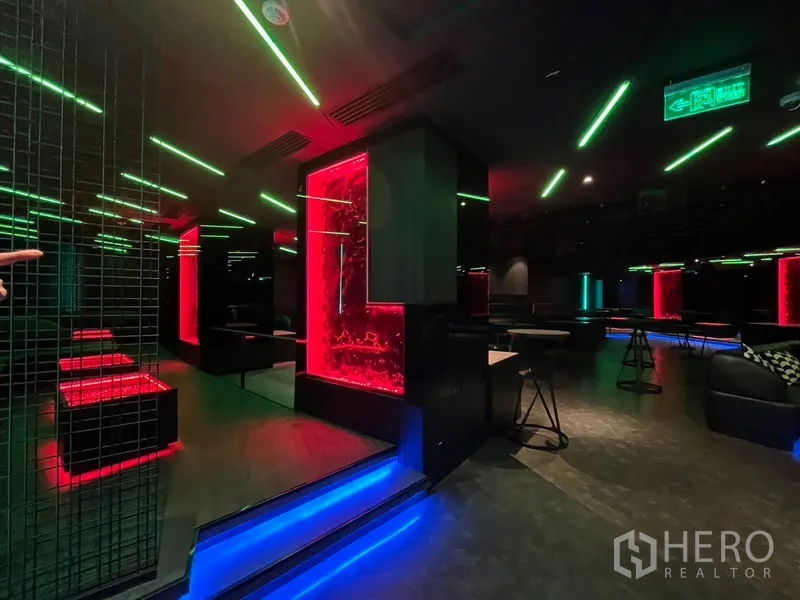 零售空间 出租在Ratchathewi, Bangkok - 室内抬高区，配红色发光面板与网格屏风。