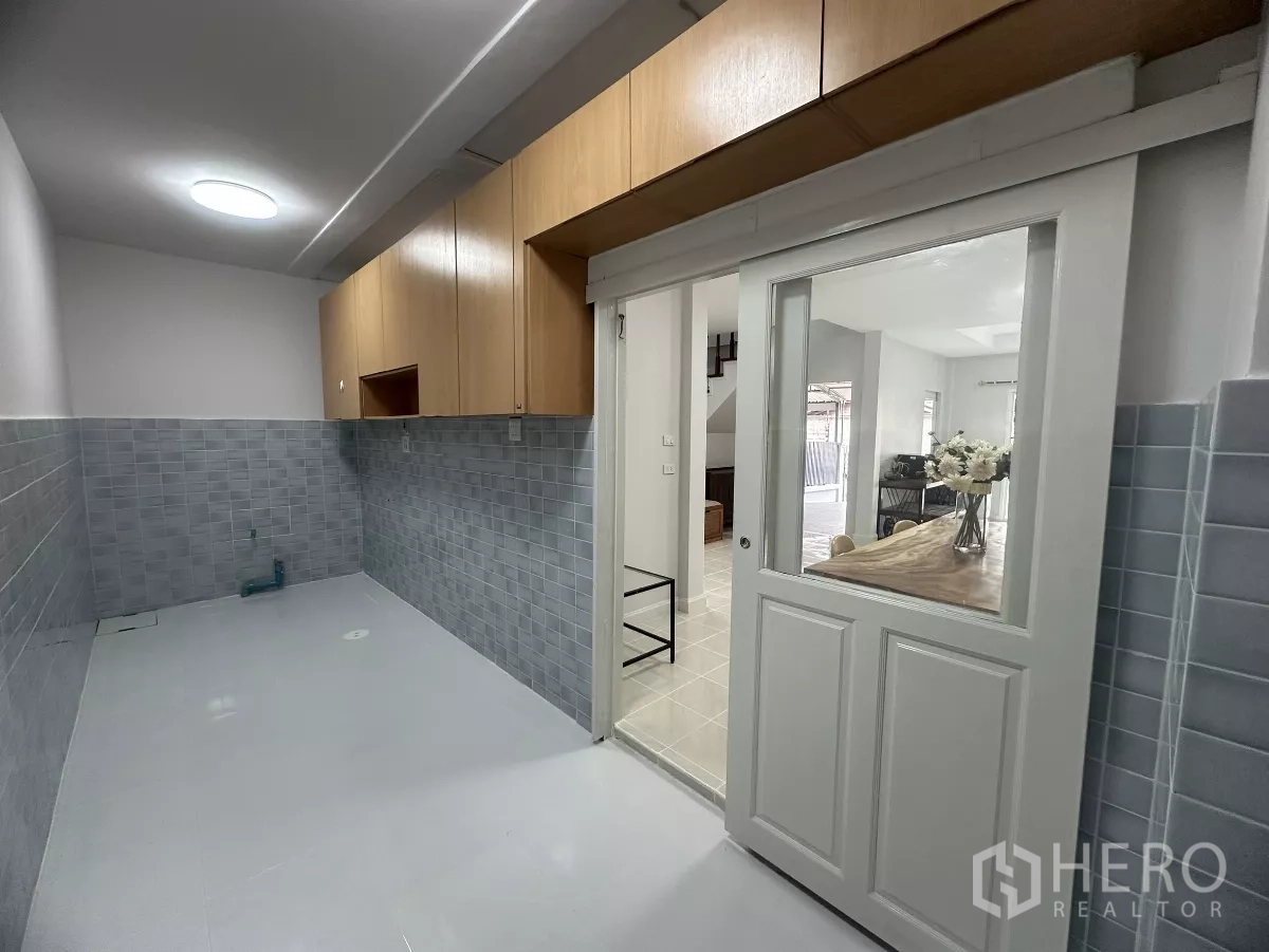 ทาวน์เฮาส์ ขายในLam Luk Ka, Pathum Thani - ห้องครัวแยก มีตู้ลอยและประตูกระจกบานเลื่อน