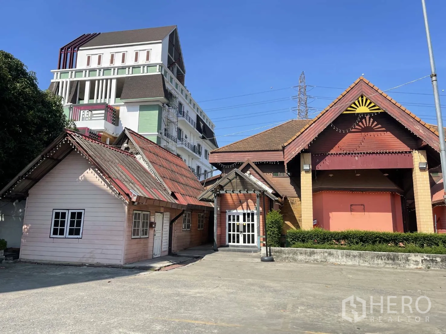 พื้นที่ขายปลีก ให้เช่าในSuan Luang, Bangkok - ด้านหน้าอาคารไม้หลายหลังพร้อมพื้นที่จอดรถกว้าง