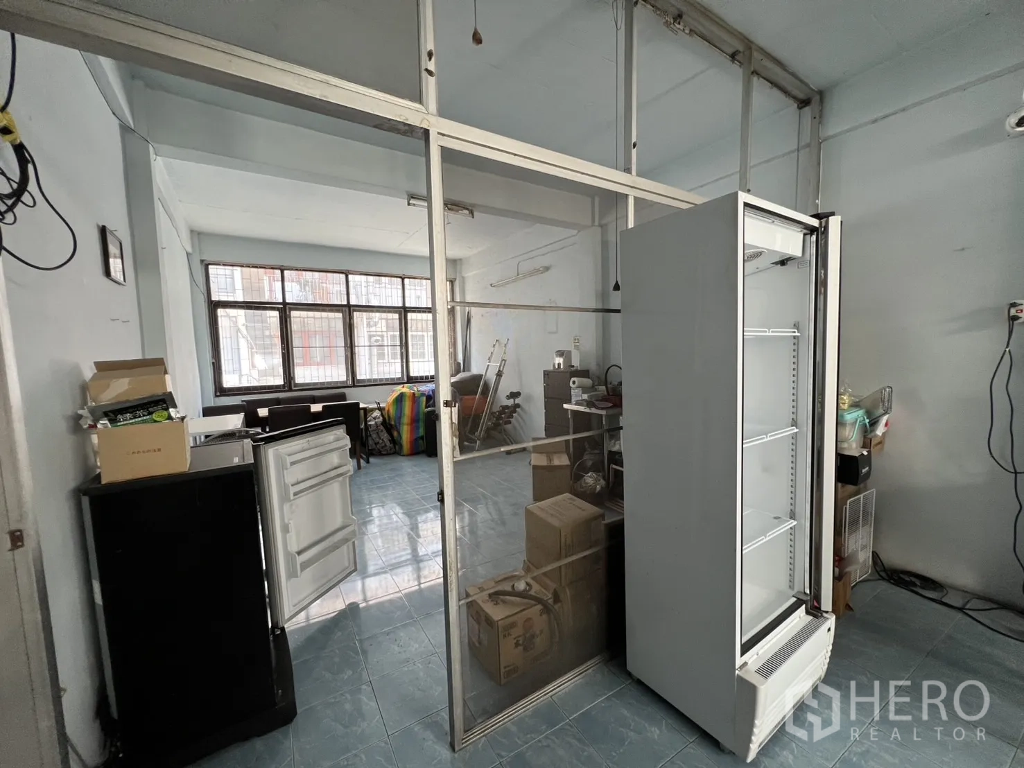 อาคารพาณิชย์ ให้เช่าหรือขาย - พื้นที่ชั้นบนผนังกระจกพร้อมตู้แช่เปิดฝา ใกล้หน้าต่าง