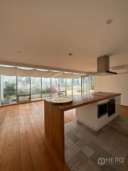 คอนโด ให้เช่าในKhlong Toei, Bangkok - ไอแลนด์ครัวในพื้นที่นั่งเล่นติดหน้าต่างบานใหญ่และระเบียงวิวเมือง